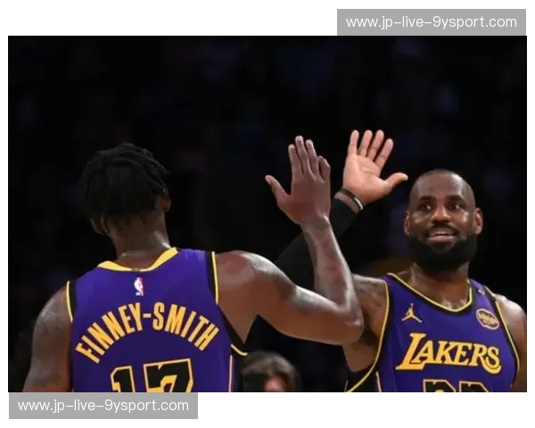 洛城德比硝烟再起：快船与湖人11月1日巅峰对决，谁主沉浮？